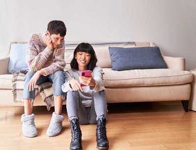 Hombre y mujer mirando un teléfono