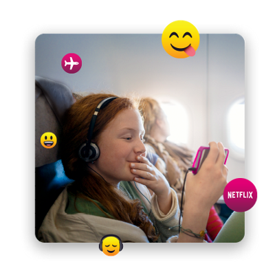 Niña mirando una película en el teléfono